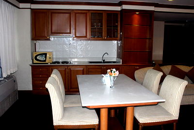 เช่าคอนโด BTS พร้อมพงษ์ : for rent Lake avenue condo sukhumvit 16 closed to bts asoke 124 sqm