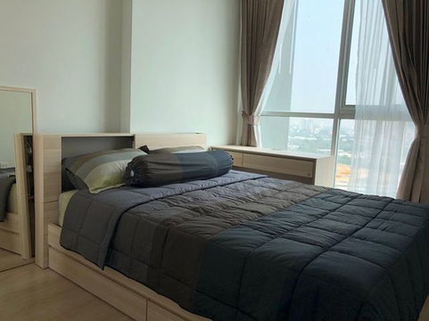 🏢 For Rent: Noble Revolve Ratchada ✨ Beautiful room, high floor, prime location right next to the MRT! 🧳