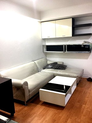 Condos for rent : Room for rent 