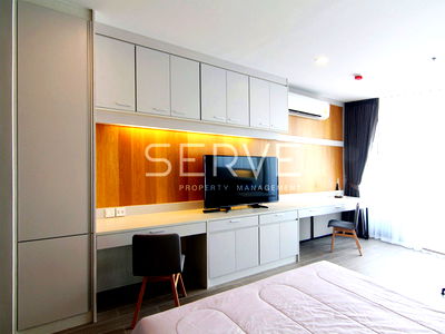 ขายคอนโด : ราคาดี ๆ บนทำเลดี ๆ ห้องสตูดิโอแต่งสวย ย่านธุรกิจ ใกล้ BTS สุรศักดิ์ เพียง 160 ม. ที่คอนโด Noble Revo Silom  / ขายคอนโด