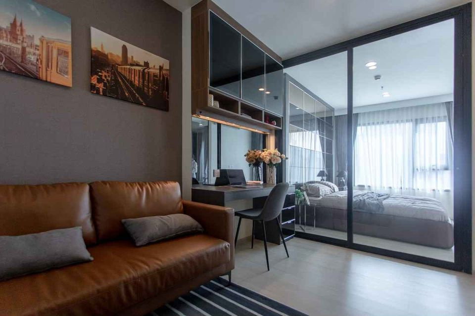 รูป Life Asoke (ไลฟ์ อโศก) ห้อง one bedroom plus ชั้นสูงตกแต่งสวยครบ พร้อมอยู่ ทำเลดี ติดรถไฟฟ้า MRT เพชรบุรี & ARL มักกะสัน เพียง 21,000 บาทเท่านั้น!! - รูปที่ 3/10