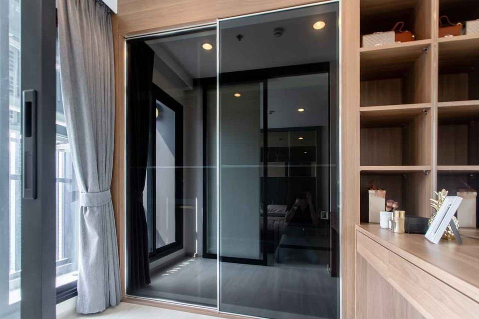 รูป Life Asoke (ไลฟ์ อโศก) ห้อง one bedroom plus ชั้นสูงตกแต่งสวยครบ พร้อมอยู่ ทำเลดี ติดรถไฟฟ้า MRT เพชรบุรี & ARL มักกะสัน เพียง 21,000 บาทเท่านั้น!! - รูปที่ 2/10