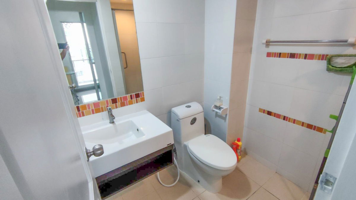 picture DEN Condominium for rent Aside Vibhavadi road with electronic devices and furniture - 4/6