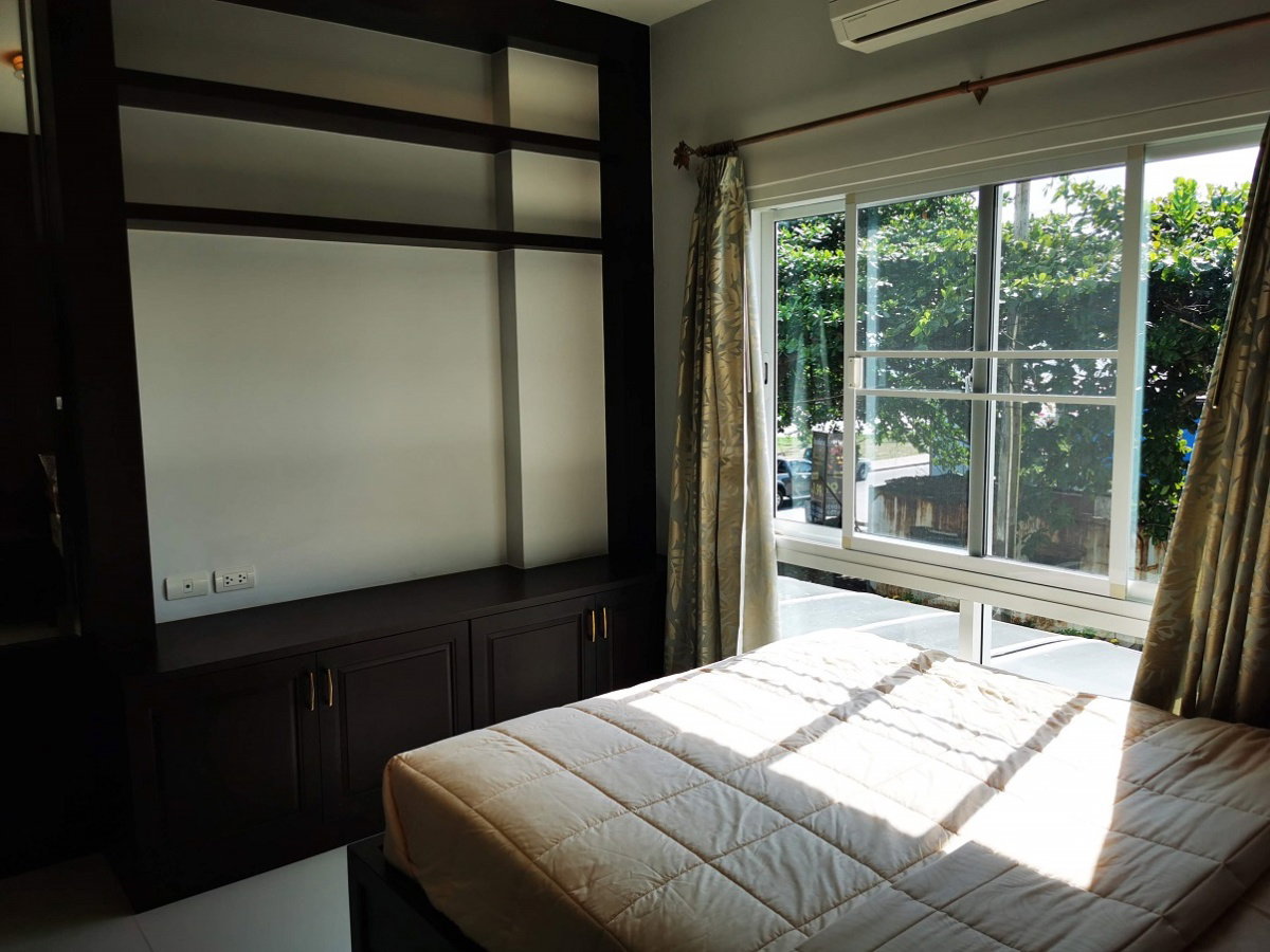 รูป ขายวรัญญา เอ็กซํเซ็คคิวทิฟ คอนโดมิเนียม ตกแต่งพร้อม 1 ห้องนอน 1 ห้องน้ำ เห็นทะเลริมหาดแสงจันทร์ . - รูปที่ 6/7