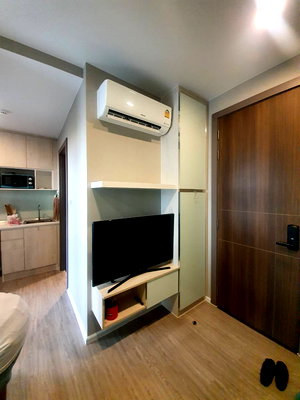 Condos for rent : Room for rent........................