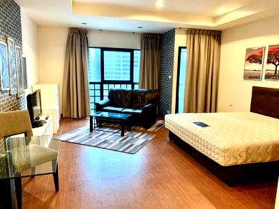 Condos for rent Sathorn Thani Tower : 1-BR Condo at Sathorn Gardens near MRT Si Lom (ID 414361)