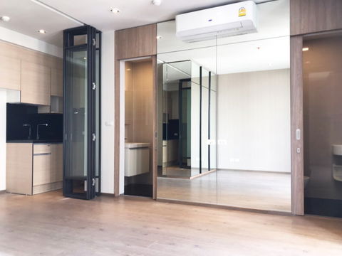 Nice Decorate Studio Large Room High Fl. 30+ Good Location huttle bus to BTS Phrom Phong / For Rent-Park 24