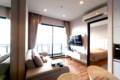 ขายคอนโด : 🔥ราคาดี 147K/ตร.ม.🔥 1 นอน มีอ่าง ชั้นสูง 15+ แต่งสวย สไตล์ Bright ทำเลดี ใกล้ MRT ศูนย์วัฒนธรรมฯ 220 ม. ที่คอนโด IVY Ampio / ขายคอนโด