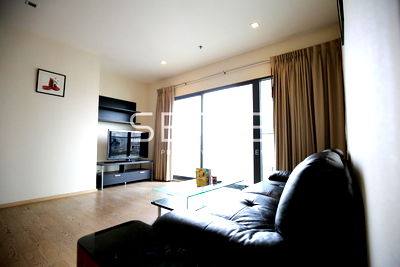 ขายคอนโด : ห้องมุม 1 นอน มีอ่างอาบน้ำ ห้องใหญ่ บนสุดยอดทำเล คอนโดเชื่อมต่อเข้า BTS ทองหล่อ ที่ Noble Remix / ขายคอนโด