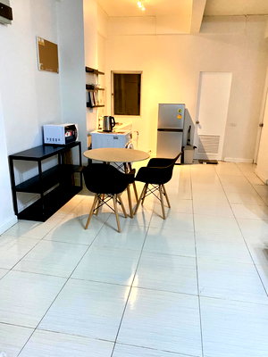 Condos for sale Big C Bang Na : Newly Renovation and furniture 2bed 60sq.m cats allow 