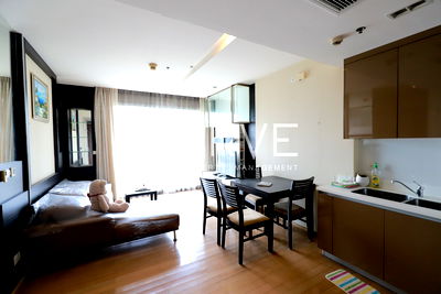 คอนโดให้เช่า : 2 นอน 2 น้ำ มีอ่าง ชั้นสูง วิวดี เดินทางสะดวกสบายใกล้ห้างหรู ใกล้ BTS ทองหล่อ 150 ม. ที่คอนโด Siri at Sukhumvit / ให้เช่าคอนโด