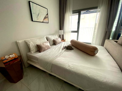 ขายคอนโด : for sell Hyde sukhumvit11 low floow great price 5.3 M (s03-1118)