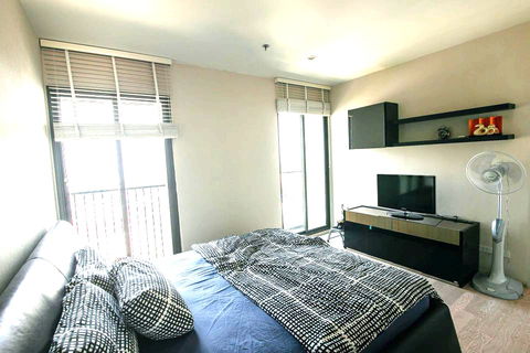 คอนโดใจกลางเมือง 1 นอน ห้องใหญ่ หน้ากว้าง น่าอยู่ เฟอร์ครบ ตกแต่งครบ พร้อมอยู่ เดินทางง่ายเพียง 10 นาทีจาก BTS ทองหล่อ ที่โนเบิล โซโล