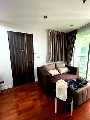 Condos for rent Sathorn Thani Tower : Big room newly fur and appliances For rent Baan Siri Silom 