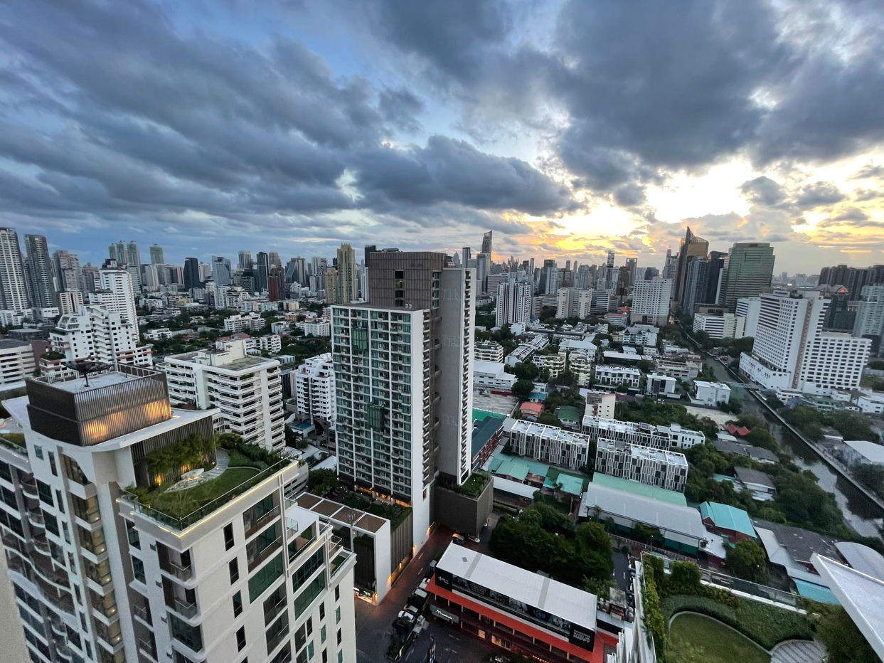 picture Wonderful High Rise 3-BR Condo at Supalai Oriental Sukhumvit 39 near MRT Phetchaburi (ID 760811) - 17/18