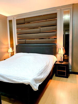 Condos for sale BTS Krung Thon Buri : Condo for sale H Q by Sansiri fully furnished.
