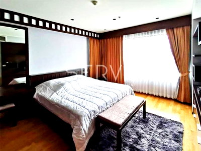 Condos for rent :  1 Bed 1 Bath with Bathtub Fully furnished Good Location BTS Phrom Phong 800 m. At Condo The Emporio Place / For Rent
