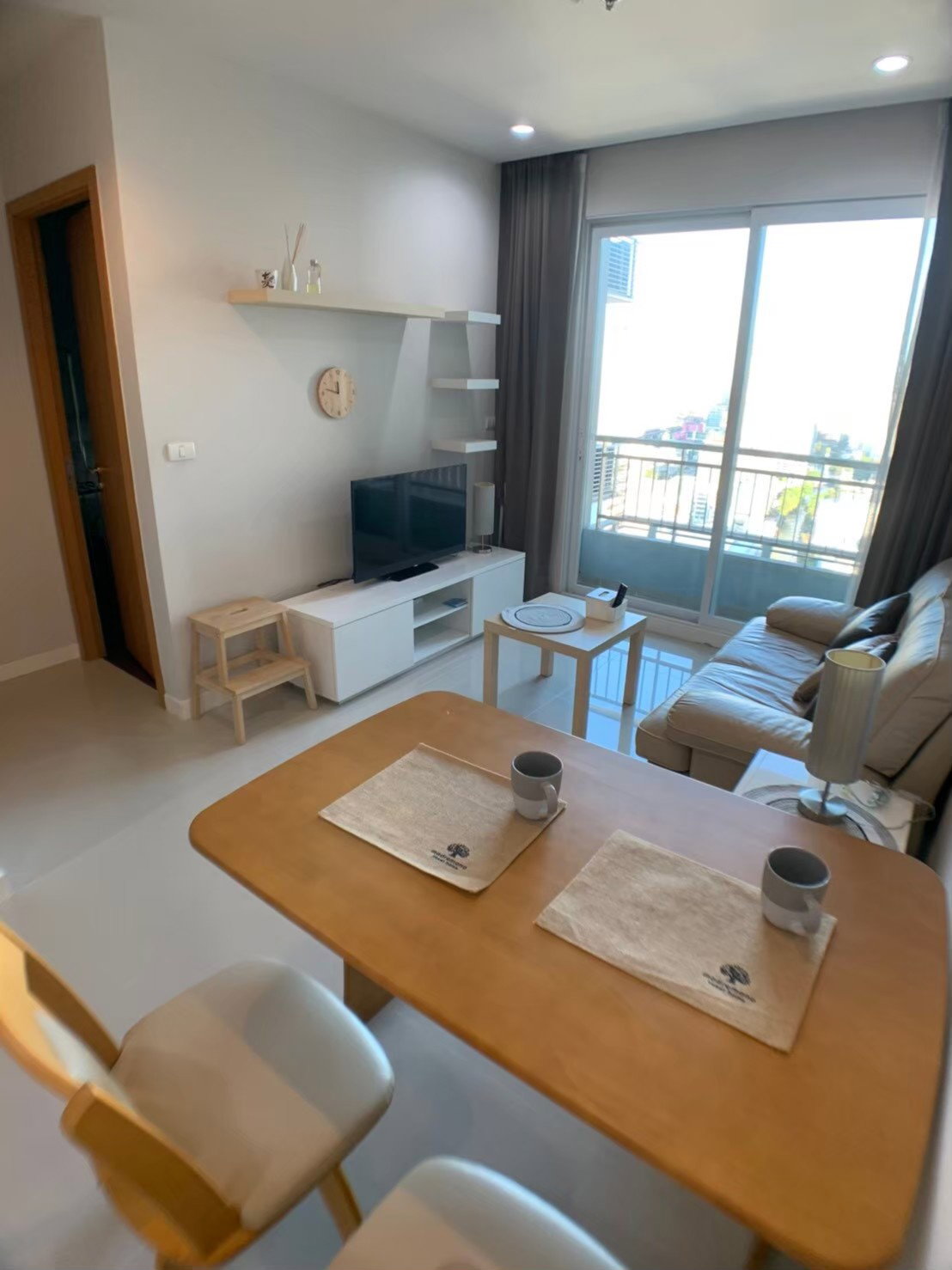 for rent Circle Condo. 1bed 40sqm.  Line id: @pfagent