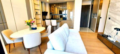 Condos for rent : Perfect for living or investment in the heart of Thonglor! Spacious unit, move-in ready, steps to fine dining & Community Mall with full facilities!