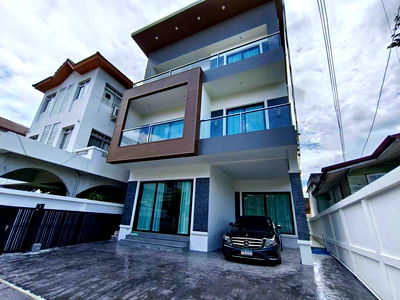 Condos for rent : LTH9044 – Single House FOR RENT 4 beds 5 baths size 330 Sq. M. near BTS Ekkamai station ONLY 200k/Month