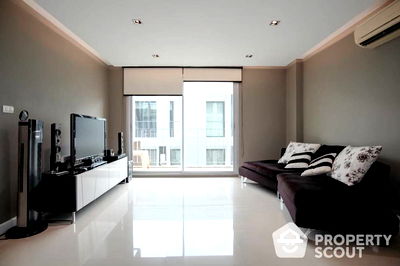 Condos for rent BTS Ekkamai : 2-BR Condo at The Clover Thonglor Residence near BTS Thong Lor (ID 1229338)