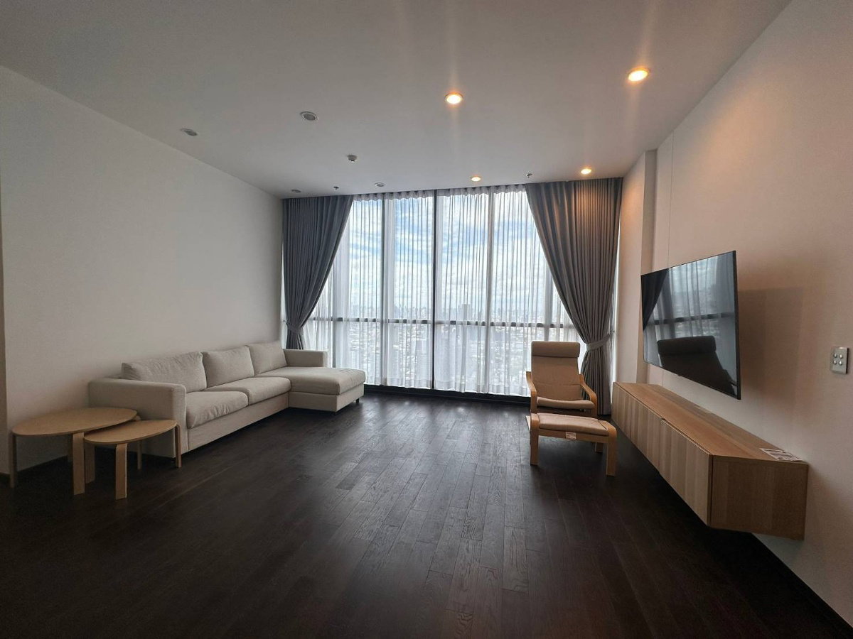 Penthouse 202 sqm. 4 bedrooms 48fl. near Punnawithi BTS Station for rent (Rt-01) 