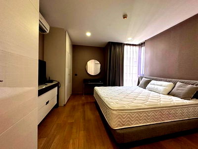 Condos for rent : Klass Langsuan【𝐑𝐄𝐍𝐓】🔥2 Bedroom, large room, minimal decorated with a tub! The room is airy. 🔥 Contact Line ID: @hacondo