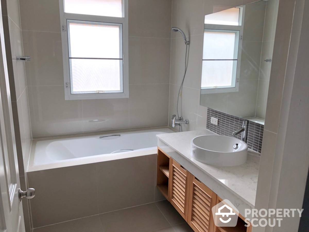 picture 2-BR Condo at The Rise Sukhumvit 39 near BTS Phrom Phong (ID 514843) - 11/15