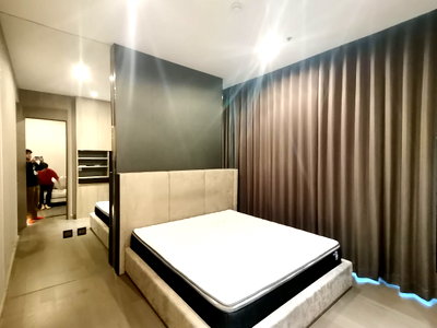 คอนโดให้เช่า : The Esse Singha Complex, A Luxurious Condominium 0 Meter from Metro Station. Spacious  1 Bedroom with 48  sqm size.Ready to move in