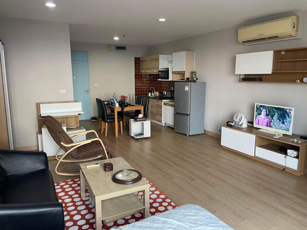 รูป ห้อง Studio renovate ใหม่ให้เช่าย่านสาทร แอร์ติดตั้งใหม่ - รูปที่ 2/10