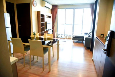 คอนโดให้เช่า : 2 นอน มีอ่าง ห้องกว้าง ชั้นสูง วิวดีๆ บนทำเลดีๆ คอนโดใกล้ BTS สะพานตากสิน 340 ม. ที่ Rhythm Sathorn / ให้เช่าคอนโด