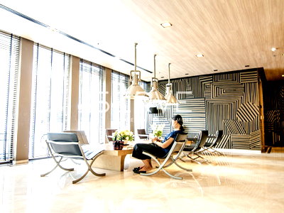 ขายคอนโด : 🔥ราคาดีๆ🔥- 2 นอน ห้องมุม มีอ่าง ห้องกว้าง 69.8 ตร.ม. วิวสระ บนทำเลดีๆ เดินทางสะดวก ใกล้ BTS พร้อมพงษ์ 200 ม. ที่คอนโด Noble Refine / ขายคอนโด