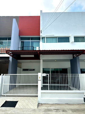 Townhouses for rent Bang Phli Industrial Estate : House For Rent Business Town Thepharak (Townhouse Ready to move in )