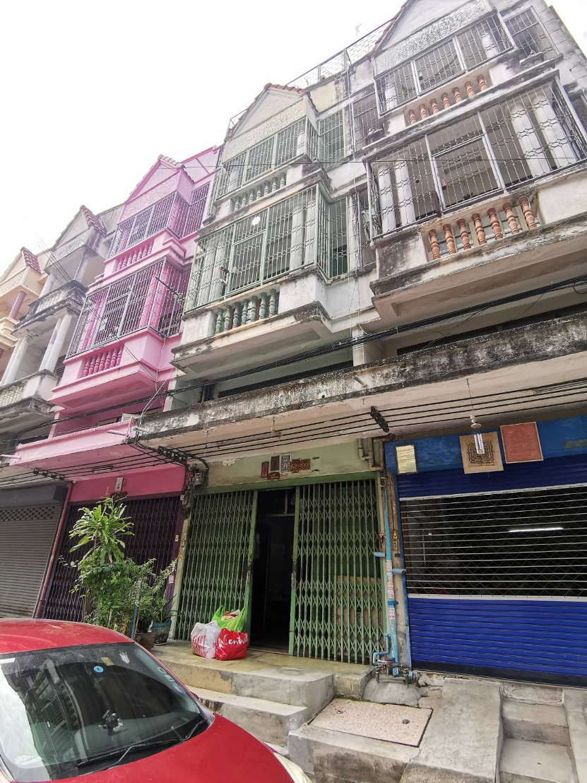 ขายตึกแถว อาคารพาณิชย์ ถนนพุทธมณฑลสาย 1 ซอย 5 เพชรเกษม 3.5 ชั้น