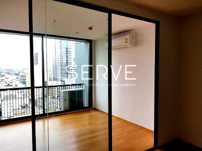 ขายคอนโด : Hot Deal 5.36 MB ! Studio with Partition High Fl. 15+ Good Location Close to BTS Surasak 160 m.-Noble Revo Silom