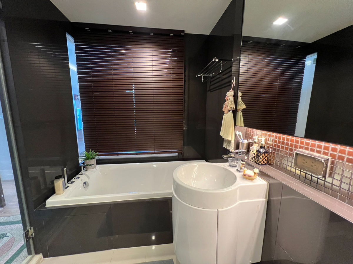 picture Rhythm Sathorn | 2 Bedrooms Good Size High Floor and Nice View | Near Robinson Bangrak - 10/12