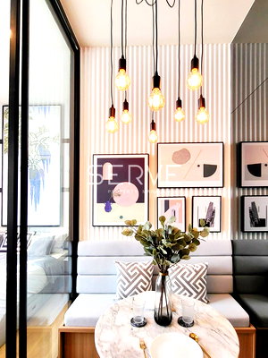 ขายคอนโด : Studio with Partition Nice Decorate High Fl. 10+ Good Location Close to BTS Phrom Phong 500 m. -Noble Around 33