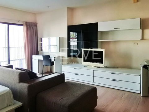 Studio with Bathtub Large Unit with Swimming Pool view Perfect Location BTS Thong Lo /Condo For Rent-Noble Remix