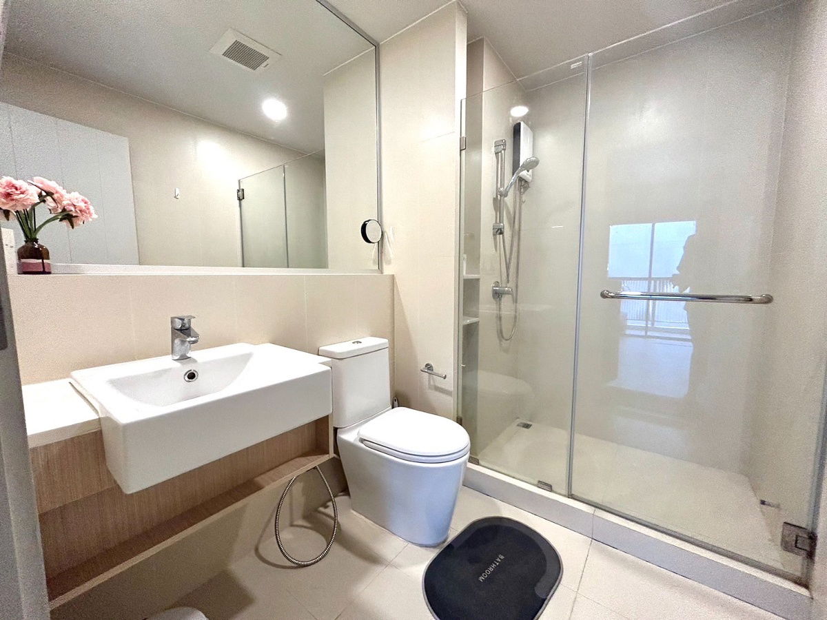 picture Condo for rent near Ruamchok  The Issara Condo, 9,500 baht/m Tel. 082-389-9314 (Boo) - 4/11