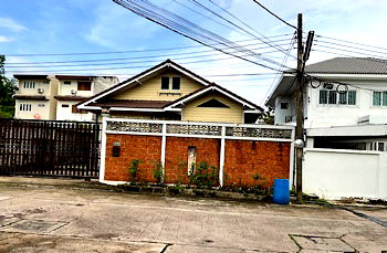 บ้านเดี่ยวให้เช่า : บ้านแฝดชั้นเดียวสไตล์โคโลเนียล ขนาด 1นอน ในหมู่บ้านริมถนนบรมราชชนนี เยื้องสายใต้ใหม่