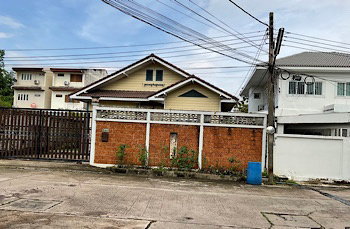 รูป บ้านแฝดชั้นเดียวสไตล์โคโลเนียล ขนาด 1นอน ในหมู่บ้านริมถนนบรมราชชนนี เยื้องสายใต้ใหม่ - รูปที่ 1/6