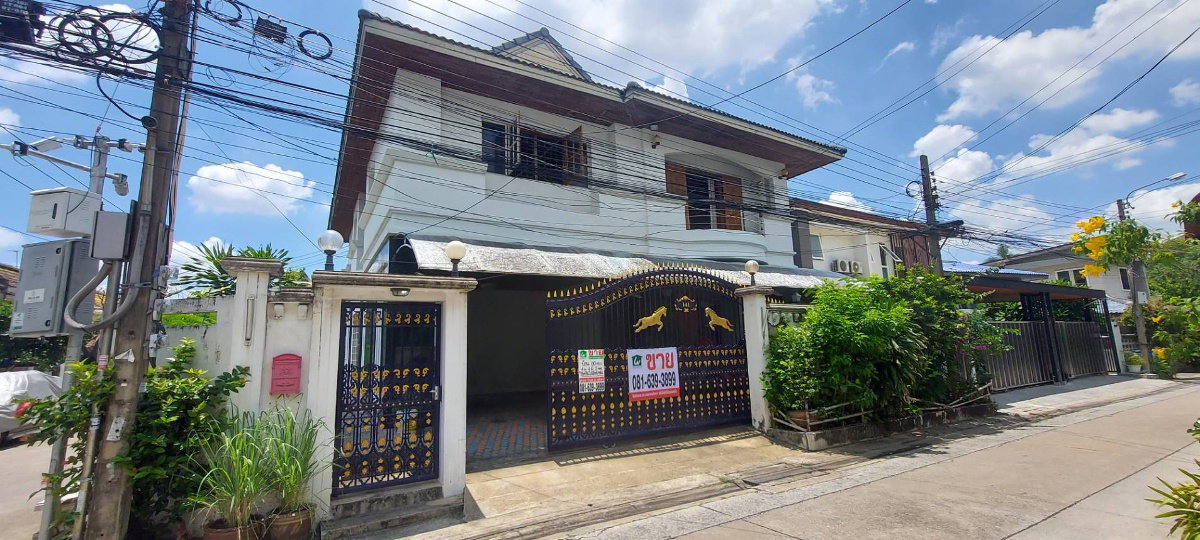 ขายบ้านเดี่ยว 2 ชั้น **(หลังมุม) เสนานิคม 1 พหลโยธิน เนื้อที่ 80 ตร.ว (เป็นบ้านสร้างเอง) สภาพดี พร้อมอยู่  เฟอร์นิเจอร์บิวท์อินไม้สักทั้งหลัง 