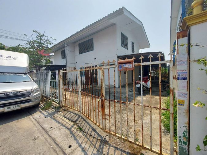ขายที่ดินพร้อมบ้านแฝด 2 ชั้น จำนวน 2 หลังติดกัน รวมเนื้อที่ 100 ตรว. หมู่บ้านเคหะเมืองใหม่บางพลี สมุทรปราการ (ขายตามสภาพ) ทำเลดี อยู่ในแหล่งชุมชน เ