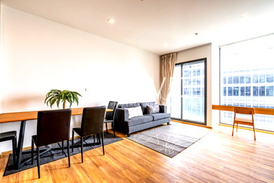 ขายคอนโด : Renovated 2 Beds 2 Baths with Bathtub Nice Room Directly connected to BTS Thong Lo-Noble Remix