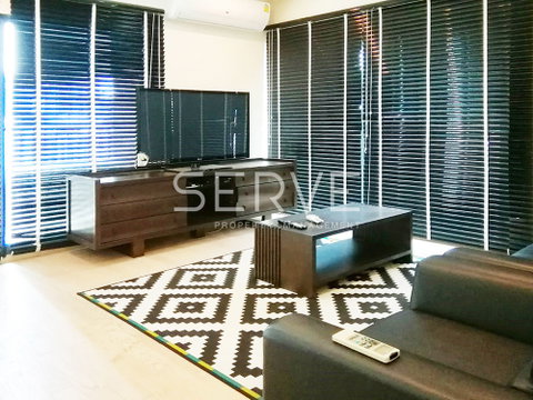Corner Room 1 Bed with Bathtub High Fl. 10+ Directly connecting to BTS Thong Lo / For Rent-Noble Remix