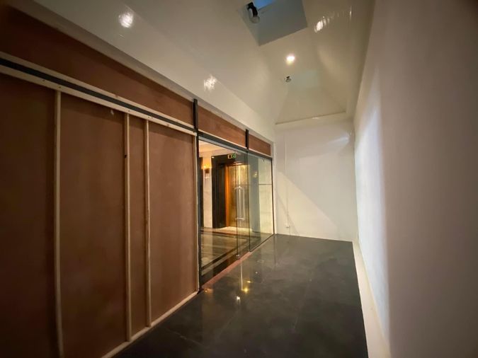 LTHC9918 – Commercial FOR RENT In Lotus Hotel Sukhumvit size 18 Sq. M. Near BTS Promphong Station ONLY 40k/Month