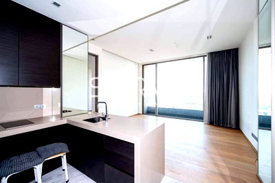 Condos for sale : 1 Bed with Bathtub Lumphini Park View Good Location Close to MRT Lumphini 400 m.-Saladaeng One