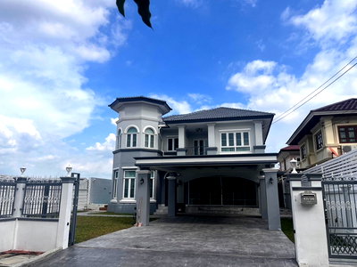 Houses for rent Bangkok : Call : 081-897-6270 Pool Villa For Rent, located Suwinthawong Road, Near Sky Train Pink Line PK30 Station