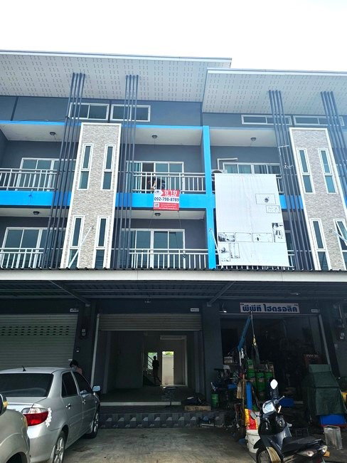 sss461 Cheap sale, 3.5-story commercial building, Ban Kao Road, Phan Thong District, near Amata Nakorn Industrial Estate.
