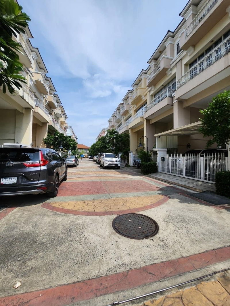 ทาวน์โฮมให้เช่า : LTH10052 – Townhome FOR RENT in Sukhumvit 50 3 beds 4 baths size 21 sq.w. Near BTS Onnut Station ONLY 45k/Month